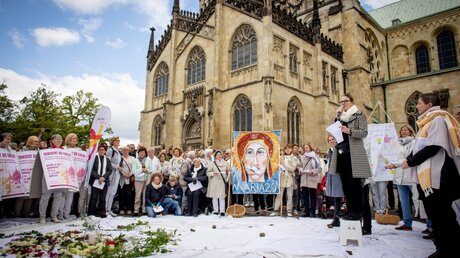 Mahnwache der Initiative "Maria 2.0" vor dem Dom in Münster / © Andre Zelck (KNA)