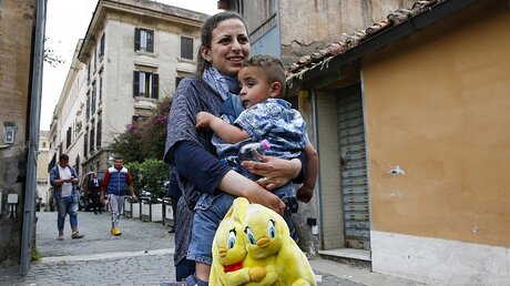 Nour mit ihrem Sohn Riad in Rom (KNA)