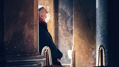 Mann mit Mundschutz in einer Kirche / © Daniele COSSU (shutterstock)