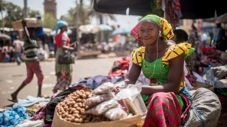 Marktfrau in Malis Hauptstadt Bamako / © Michael Kappeler (dpa)