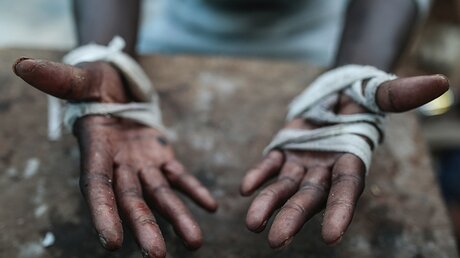 Symbolbild Menschenhandel / © Mosa'ab Elshamy (dpa)