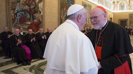 Papst Franziskus und Kardinal Marx beim Ad-Limina-Besuch / © Osservatore Romano (KNA)