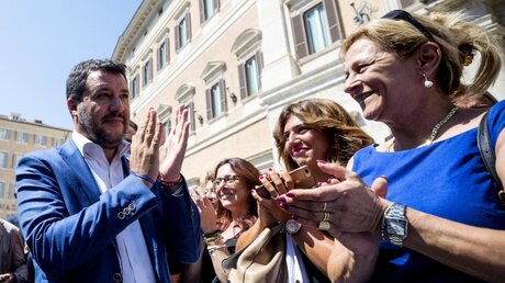 Matteo Salvini (l.) erntet Applaus von Anhängern / © Angelo Carconi (dpa)