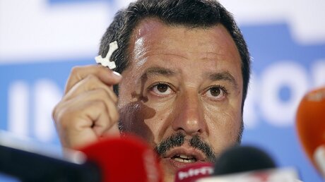  Matteo Salvini, Vorsitzender der Lega Nord, hält ein Kreuz hoch / © Antonio Calanni (dpa)