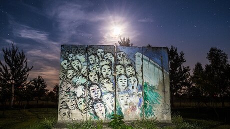Originale Betonteile der Berliner Mauer  / © Patrick Pleul (dpa)