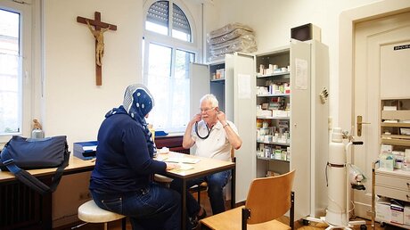Medizinsprechstunde im Petershof, Duisburg-Marxloh / © Dominik Asbach (KNA)