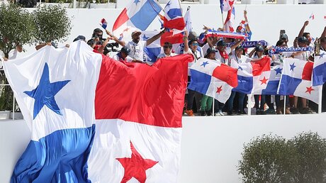 Pilger mit Panama-Flaggen / © Pawel Supernak (dpa)