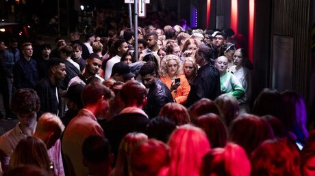 Menschen drängen sich in der Nacht vor einem Nachtclub in Kopenhagen / © Olafur Steinar Gestsson/Ritzau Scanpix/AP (dpa)