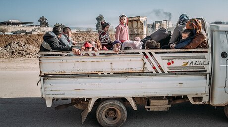 Menschen fliehen aus Afrin  / © Emilie Buzyn (KNA)