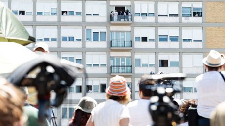 Menschen, Gläubige und Medienvertreter, vor der Gemelli-Klinik und Papst Franziskus auf dem Balkon / © Cristian Gennari/Romano Siciliani (KNA)