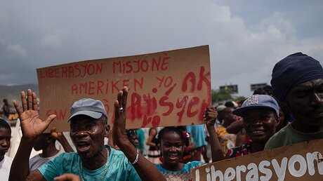 Menschen protestieren für die Freilassung der entführten Missionare in Haiti / © Joseph Odelyn (dpa)