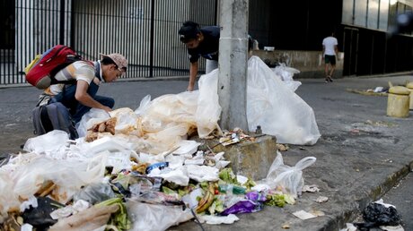 Menschen in Venezuela durchsuchen Müll, um etwas zu Essen zu finden / © Natacha Pisarenko (dpa)