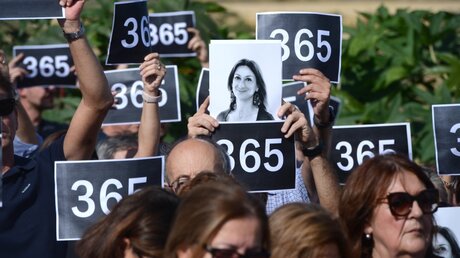 Menschen versammeln sich am Tatort um der ermordeten Journalistin Daphne Caruana Galizia zu gedenken / © John Borg (dpa)