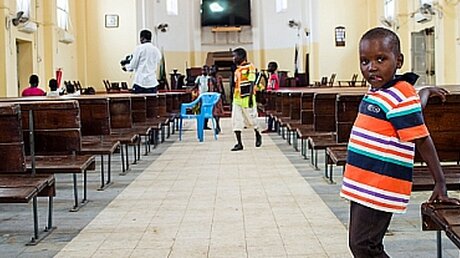 Menschen im Südsudan suchen Schutz in einer Kirche / © Gregor Fischer (dpa)