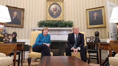 Erstes Treffen zwischen Merkel und Trump / © Michael Kappeler (dpa)