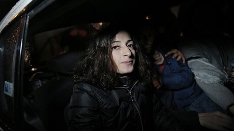 Mesale Tolu nach ihrer Entlassung am 18.12.2017 aus einer Polizeistation in Istanbul / © Lefteris Pitarakis (dpa)