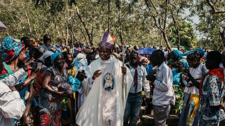 Messe mit Dieudonne Nzapalainga im Dezember 2019 / © Jean-Matthieu Gautier (KNA)