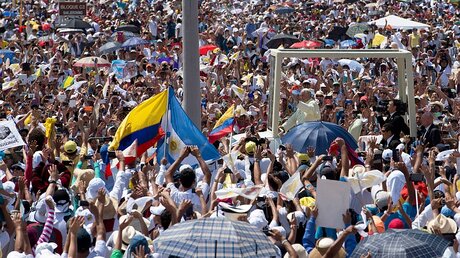 Gefeiert: Papst Franziskus in Ecuador (KNA)