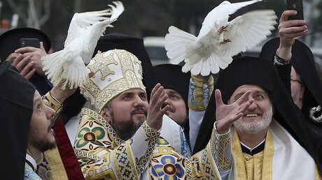 Metropolit Epiphanius lässt weiße Tauben aufsteigen, nachdem die Unabhängigkeit der neuen ukrainischen Nationalkirche symbolisch vollzogen wurde / © Emrah Gurel (dpa)