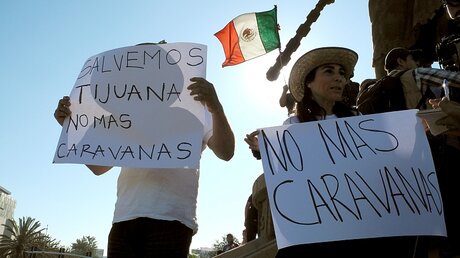 Mexiko, Tijuana: Demo mit einem Schild "Keine Karawanen mehr" / © Amelie Richter (dpa)