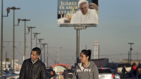 Papst Franziskus-Plakat in Ciudad Juarez / © David Maung (KNA)