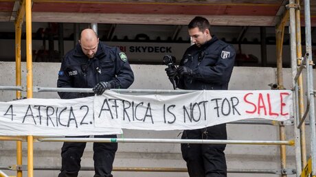 "Afrika ist nicht zu verkaufen": Proteste gegen das geplante Hilfspaket der G-20-Staaten / © Michael Kappeler (dpa)