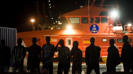  Migranten, die aus einem Beiboot im Mittelmeer gerettet wurden / © Jesus Merida (dpa)