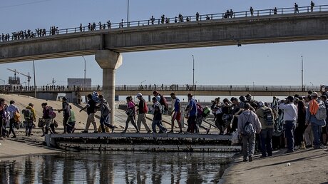 Migranten in Mexiko überqueren eine Brücke Richtung US-Grenze / © Omar Martinez (dpa)