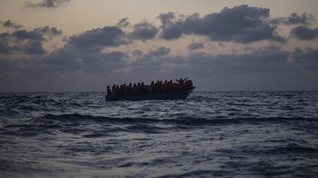 Migrantinnen und Migranten aus Ägypten, Marokko, Somalia und Sierra Leone auf einem Boot / © Santi Palacios (dpa)