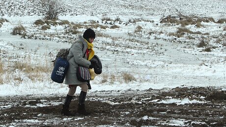 Flüchtlinge in der Kälte / © Djordje Savic (dpa)