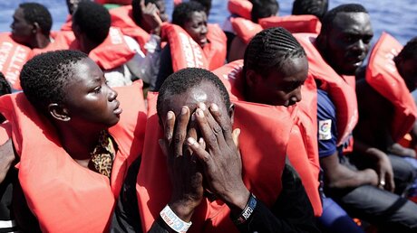 Afrikanische Flüchtlinge auf dem Mittelmeer / © Yara Nardi / Italian Red Cross (dpa)