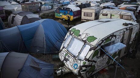 Unterkünfte aus Wohnwagen und Zelten / © Etienne Laurent (dpa)