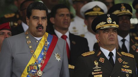 Venezuelas Präsident Maduro (l) bei einer Militärparade / © Fernando Llano (dpa)