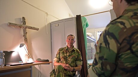 Gert-Jan van Dierendonck (l.), Militärkaplan der NATO-Battle-Group in Litauen. / © Markus Nowak (KNA)