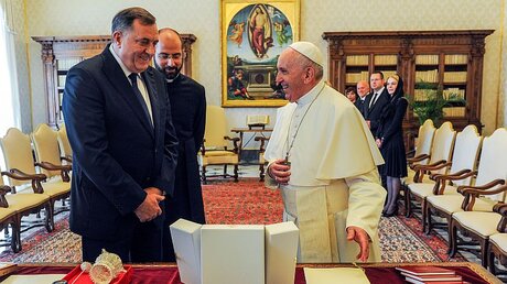 Milorad Dodik, Mitglied des Staatspräsidiums von Bosnien und Herzegowina, und Papst Franziskus / © Vatican Media (KNA)