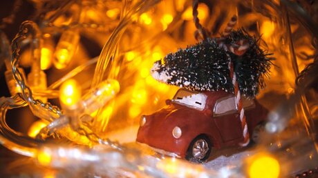 Miniatur-Auto an Weihnachten / © veryulissa (shutterstock)