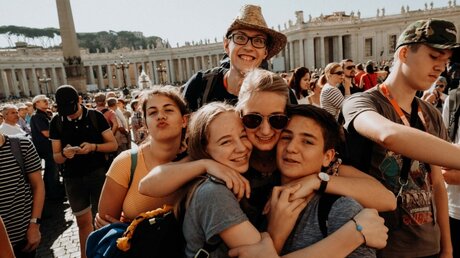 Ministranten aus dem Erzbistum Köln auf dem Petersplatz in Rom (Archiv) / © Luis Rüsing