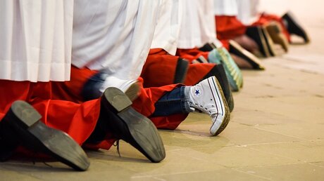 Ministranten knien während des Gottesdienstes / © Harald Oppitz (KNA)