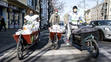 Mit Lastenrädern Lebensmittel zu Bedüftigen bringen, will auch die Kölner Tafel / © Fabian Sommer (dpa)