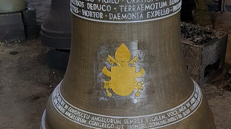Mit Wachs beschriftete Glocke für Papst Franziskus / © Glockengießerei Perner (privat)
