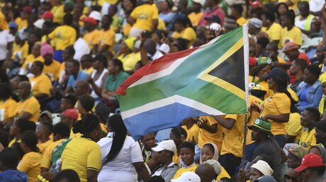 Mitglieder der Regierungspartei African National Congress (ANC) versammeln sich im Moses-Mabhida-Stadion zum 107. Jahrestag der Gründung der ehemaligen Befreiungsbewegung Südafrikas. (dpa)