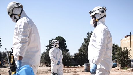 Mitglieder des syrischen Zivilschutzes kämpfen gegen die Coronavirus-Pandemie / © Anas Alkharboutli (dpa)
