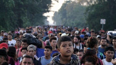 Mittelamerikanische Migranten marschieren in Richtung USA / © Ivan Sanchez (dpa)