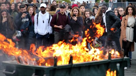 Mittlerweile gibt es auch Proteste an französischen Gymnasien, Schüler wehren sich gegen Reformen im Bildungsbereich / © Bob Edme (dpa)