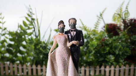 Modell eines Brautpaares mit Gesichtsmasken / © zef art (shutterstock)