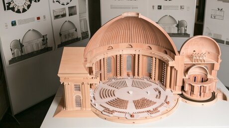 Modell für die Umgestaltung der Sankt-Hedwigs-Kathedrale / © Walter Wetzler (KNA)