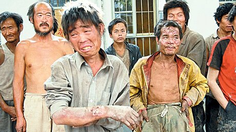 Eigentum anderer - Sklaverei gibt es immer noch, wie in China. Sie wurden von Hunden getriezt und geschlagen. / © epa (dpa)