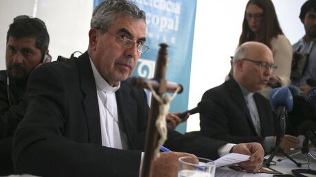 Monsignore Santiago Silva (l) und Monsignor Fernando Ramos bei einer Pressekonferenz / © Esteban Felix (dpa)