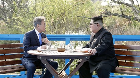 Moon Jae In, Präsident von Südkorea, und Kim Jong Un, Machthaber von Nordkorea, führen ein privates Gespräch / © Korea Summit Press Pool (dpa)