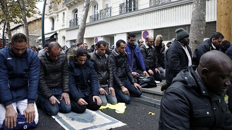 Moschee-Mangel in Frankreich: Muslime beten auf der Straße / © Thibault Camus (dpa)